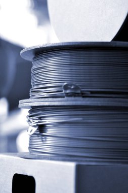 3D baskı için plastik iplik makarası. FDM 3D yazdırma sürecinde eritmek için iplik maketleri. 3D baskı FDM teknolojisi. Modern 3D baskı teknolojileri. Katkı sağlayan yenilikçi teknolojiler