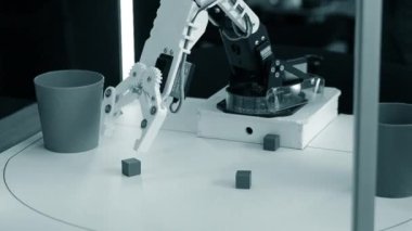 Kyiv, Ukrayna, 2 Eylül 2024: Robot otomatik el küpleri alıyor ve cam takıyor. Otomatik