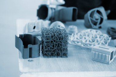 Erimiş plastik tozundan üç boyutlu yazıcıya çeşitli nesneler basılmış. Erimiş siyah gri poliyamid tozundan 3 boyutlu yazıcıya basılmış farklı modeller. Katkı 3D baskı Çok Jet Füzyon MJF teknolojisi