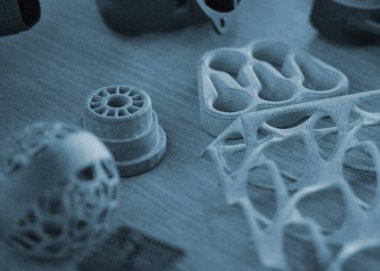 Erimiş plastik tozundan üç boyutlu yazıcıya çeşitli nesneler basılmış. Erimiş gri poliyamid tozundan 3 boyutlu yazıcıya basılmış farklı modeller. Katkı 3D baskı Çok Jet Füzyon MJF teknolojisi