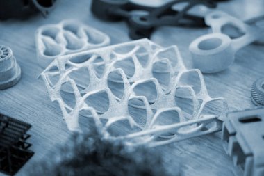 Erimiş plastik tozundan üç boyutlu yazıcıya çeşitli nesneler basılmış. Erimiş gri poliyamid tozundan 3 boyutlu yazıcıya basılmış farklı modeller. Katkı 3D baskı Çok Jet Füzyon MJF teknolojisi