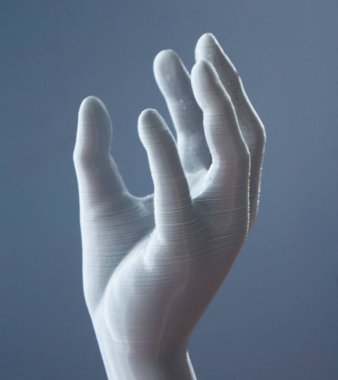 3 boyutlu yazıcıya insan eli basılmış sanat eserleri. Üç boyutlu yazıcıda erimiş plastikten yapılmış dahili bir model. 3D baskı teknolojisi. Katkı sağlayan modern yenilikçi teknolojiler. FDM teknolojisi