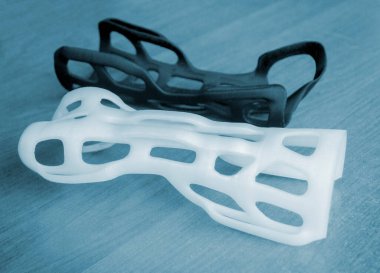Elle sabitlenmiş korse protez landalı erimiş plastikten üç boyutlu bir yazıcıya basılmış. Tıbbi ortoz, fiksatör, 3D yazıcıda oluşturulan plastik kaplama. Yeni modern tıbbi 3D baskı teknolojileri