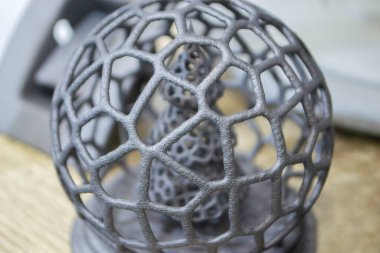 Erimiş plastik tozundan üç boyutlu bir yazıcıya basılmış sanat eseri. Erimiş poliyamid tozundan 3 boyutlu yazıcıya basılmış bir model. Yeni katkı maddesi 3D baskı Çok Jet Füzyon MJF teknolojisi