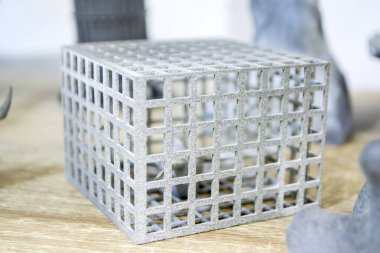 Erimiş plastik tozundan üç boyutlu bir yazıcıya basılmış sanat eseri. Erimiş poliyamid tozundan 3 boyutlu yazıcıya basılmış bir model. Yeni katkı maddesi 3D baskı Çok Jet Füzyon MJF teknolojisi