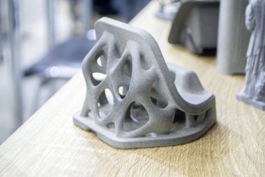 Erimiş plastik tozundan üç boyutlu yazıcıya basılmış bir nesne. Erimiş poliyamid tozundan 3 boyutlu yazıcıya basılmış bir model. Yeni katkı maddesi 3 boyutlu baskı teknolojisi. Çoklu Jet Füzyon MJF teknolojisi