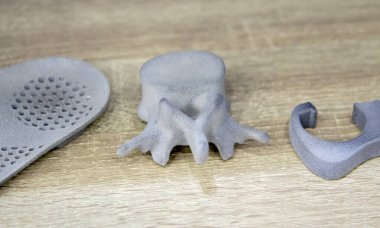 Erimiş plastik tozundan üç boyutlu yazıcıya basılmış bir nesne. Erimiş poliyamid tozundan 3 boyutlu yazıcıya basılmış bir model. Yeni katkı maddesi 3 boyutlu baskı teknolojisi. Çoklu Jet Füzyon MJF teknolojisi