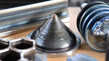 Metalden 3D yazıcı tarafından basılan nesne. Katkı maddesi üretim çözeltisi. Metal iplikten 3Dprinter 'da nesne oluşturuldu. 3D Metal Yazdırma. Metal katkı maddesi üretimi