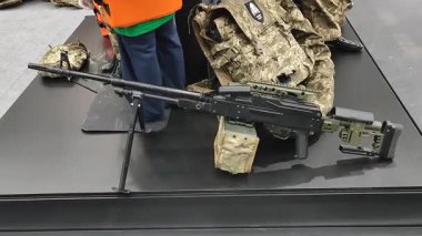 Kyiv, Ukrayna, 24 Mayıs 2024: - Askeri sırt çantası ve mankenin yanındaki makineli tüfek