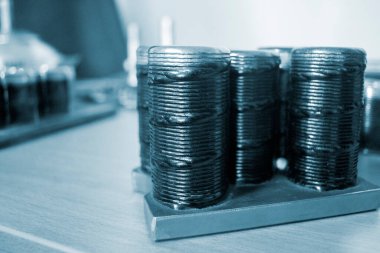 Masanın üzerindeki erimiş metal lifinden üç boyutlu yazıcı ile basılmış nesneler.