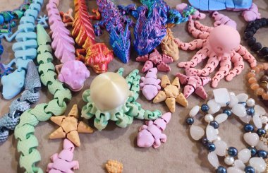 Erimiş plastikten üç boyutlu yazıcıya basılmış yaratıcı çok renkli modeller. 3 boyutlu yazıcı tarafından yaratılmış farklı renkte farklı oyuncak nesneleri. Konsept 3 boyutlu baskı. Yeni 3D Yazdırma Katkı Teknolojisi