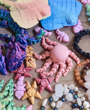 Erimiş plastikten üç boyutlu yazıcıya basılmış yaratıcı çok renkli modeller. 3 boyutlu yazıcı tarafından yaratılmış farklı renkte farklı oyuncak nesneleri. Konsept 3 boyutlu baskı. Yeni 3D Yazdırma Katkı Teknolojisi