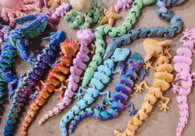 Erimiş plastikten üç boyutlu yazıcıya basılmış yaratıcı çok renkli modeller. 3 boyutlu yazıcı tarafından yaratılmış farklı renkte farklı oyuncak nesneleri. Konsept 3 boyutlu baskı. Yeni 3D Yazdırma Katkı Teknolojisi