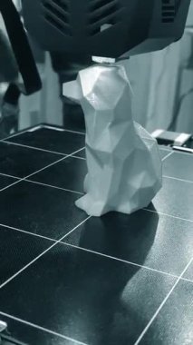 Erimiş plastikten 3D yazıcıya nesne yazdırma işlemi. 3 boyutlu yazıcı baskı modeli, ekstrakderden eriyik plastik kullanıyor. Yeni katkı maddesi prototip teknolojileri. 3D baskı teknolojisi. Dikey