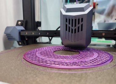 3D yazıcı nesneyi yakın plan yazdırıyor. 3D yazıcıda üç boyutlu model oluşturma işlemi. Katkı maddesi yazıcı teknolojisi. Üç boyutlu prototip. 3D tasarım modelleme. Yeni modern yenilikçi baskı teknolojisi