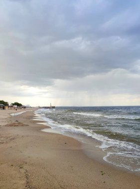 Denizde yağmur ve fırtına. Kara fırtına bulutları, yağmur ve deniz yüzeyi. Doğa. Doğal arka plan. Fırtınalı hava. Denizde fırtına. Büyük yağmur bulutları