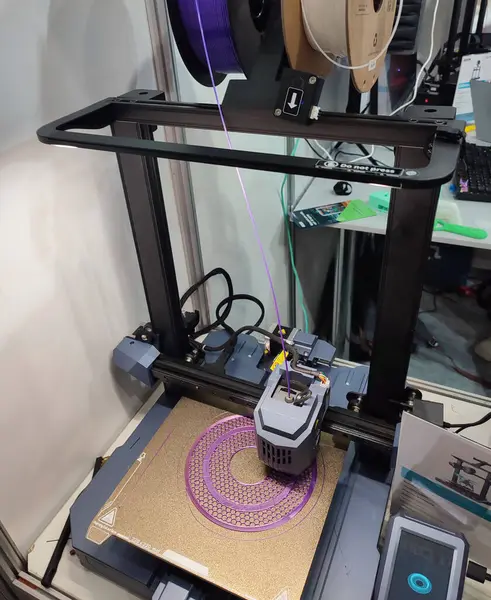 3D yazıcı nesneyi yakın plan yazdırıyor. 3D yazıcıda üç boyutlu model oluşturma işlemi. Katkı maddesi yazıcı teknolojisi. Üç boyutlu prototip. 3D tasarım modelleme. Yeni modern yenilikçi baskı teknolojisi