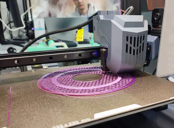 3D yazıcı nesneyi yakın plan yazdırıyor. 3D yazıcıda üç boyutlu model oluşturma işlemi. Katkı maddesi yazıcı teknolojisi. Üç boyutlu prototip. 3D tasarım modelleme. Yeni modern yenilikçi baskı teknolojisi