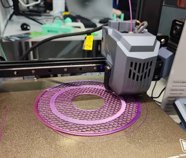 3D yazıcı nesneyi yakın plan yazdırıyor. 3D yazıcıda üç boyutlu model oluşturma işlemi. Katkı maddesi yazıcı teknolojisi. Üç boyutlu prototip. 3D tasarım modelleme. Yeni modern yenilikçi baskı teknolojisi