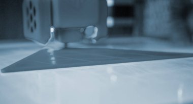 3D yazıcı. 3D yazıcı yazdırma işlemi. 3 boyutlu yazıcı erimiş plastikten nesne yaratıyor. 3D baskı. Yenilik katkı sağlayan robot teknolojisi. Modern üç boyutlu baskı teknolojileri