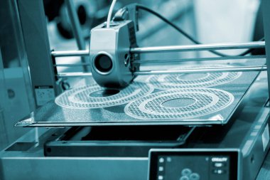 3 boyutlu yazıcı erimiş plastikten prototip basıyor. Sarı erimiş plastikten 3D yazıcıda prototip modeli oluşturma süreci. Katkı sağlayan yeni yazıcı teknolojisi. Modern yazdırma