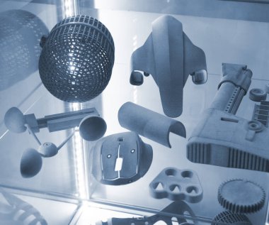 Gri poliyamid tozunun 3D yazıcısına yakın plan basılmış. Plastik tozdan 3D yazıcıda oluşturulan detaylı prototip. 3D yazıcı tozu teknolojisi, MJF MJF Met Füzyon teknolojisi.