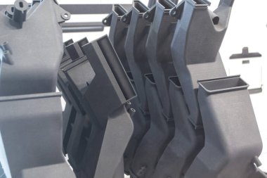 3D yazıcıya yakın plan poliyamid tozundan basılmış. Plastik tozdan 3D yazıcıda oluşturulan detaylı prototip. 3D yazıcı tozu teknolojisi, MJF MJF Met Füzyon teknolojisi.