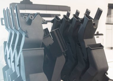 3D yazıcıya yakın plan poliyamid tozundan basılmış. Plastik tozdan 3D yazıcıda oluşturulan detaylı prototip. 3D yazıcı tozu teknolojisi, MJF MJF Met Füzyon teknolojisi.