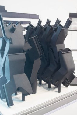 3D yazıcıya yakın plan poliyamid tozundan basılmış. Plastik tozdan 3D yazıcıda oluşturulan detaylı prototip. 3D yazıcı tozu teknolojisi, MJF MJF Met Füzyon teknolojisi.