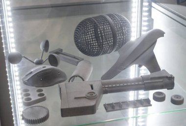 3D yazıcıya yakın plan poliyamid tozundan basılmış. Plastik tozdan 3D yazıcıda oluşturulan detaylı prototip. 3D yazıcı tozu teknolojisi, MJF MJF Met Füzyon teknolojisi.