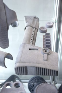 Tozdan 3D yazıcıya basılmış farklı plastik modeller. Polyamide tozundan 3 boyutlu yazıcıda nesneler oluşturuldu. Yeni 3D baskı teknolojisi. Modern katkı sağlayıcı 3D baskı teknolojileri. MJF