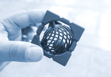 Tozdan 3D yazıcıya basılmış el plastiği modelleri tutan kişi. Polyamide tozundan 3 boyutlu yazıcıda nesneler oluşturuldu. Yeni 3D baskı teknolojisi. Modern 3 boyutlu katkı teknolojileri. MJF