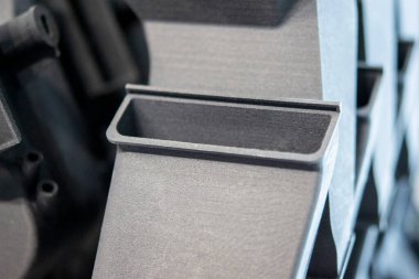 Plastik model 3D yazıcıya yakın plandan basılmış. Polyamide tozundan 3 boyutlu yazıcıda nesneler oluşturuldu. Yeni 3D baskı teknolojisi. Modern katkı sağlayıcı 3D baskı teknolojileri. MJF