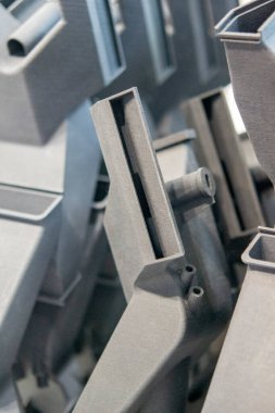 Plastik model 3D yazıcıya yakın plandan basılmış. Polyamide tozundan 3 boyutlu yazıcıda nesneler oluşturuldu. Yeni 3D baskı teknolojisi. Modern katkı sağlayıcı 3D baskı teknolojileri. MJF