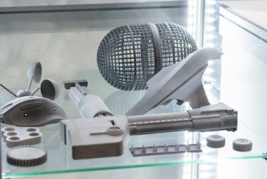 Tozdan 3D yazıcıya basılmış farklı plastik modeller. Polyamide tozundan 3 boyutlu yazıcıda nesneler oluşturuldu. Yeni 3D baskı teknolojisi. Modern katkı sağlayıcı 3D baskı teknolojileri. MJF