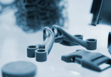 Tozdan 3D yazıcıya basılmış farklı plastik modeller. Polyamide tozundan 3 boyutlu yazıcıda nesneler oluşturuldu. Yeni 3D baskı teknolojisi. Modern katkı sağlayıcı 3D baskı teknolojileri. MJF