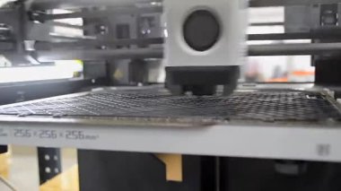 3D yazıcı yakın plan. Erimiş plastikten nesne yazdırma işlemi için 3D yazıcı çalışıyor. 3D yazıcı, yazıcıdan sıvı plastik akışı ile model oluşturuyor. Yeni 3D yazdırma teknolojisi