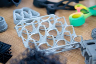 Plastik model 3D yazıcıya yakın plandan basılmış. Polyamide tozundan 3 boyutlu yazıcıda nesneler oluşturuldu. Yeni 3D baskı teknolojisi. Modern katkı sağlayıcı 3D baskı teknolojileri. MJF
