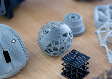 Plastik model 3D yazıcıya yakın plandan basılmış. Polyamide tozundan 3 boyutlu yazıcıda nesneler oluşturuldu. Yeni 3D baskı teknolojisi. Modern katkı sağlayıcı 3D baskı teknolojileri. MJF