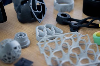 Plastik model 3D yazıcıya yakın plandan basılmış. Polyamide tozundan 3 boyutlu yazıcıda nesneler oluşturuldu. Yeni 3D baskı teknolojisi. Modern katkı sağlayıcı 3D baskı teknolojileri. MJF