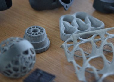 Plastik model 3D yazıcıya yakın plandan basılmış. Polyamide tozundan 3 boyutlu yazıcıda nesneler oluşturuldu. Yeni 3D baskı teknolojisi. Modern katkı sağlayıcı 3D baskı teknolojileri. MJF