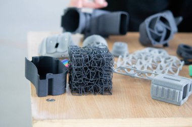 Plastik model 3D yazıcıya yakın plandan basılmış. Polyamide tozundan 3 boyutlu yazıcıda nesneler oluşturuldu. Yeni 3D baskı teknolojisi. Modern katkı sağlayıcı 3D baskı teknolojileri. MJF