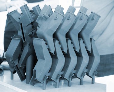 Plastik model 3D yazıcıya yakın plandan basılmış. Polyamide tozundan 3 boyutlu yazıcıda nesneler oluşturuldu. Yeni 3D baskı teknolojisi. Modern katkı sağlayıcı 3D baskı teknolojileri. MJF