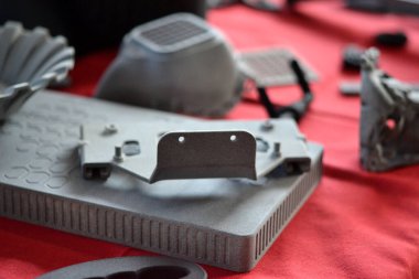 Plastik model 3D yazıcıya yakın plandan basılmış. Polyamide tozundan 3 boyutlu yazıcıda nesneler oluşturuldu. Yeni 3D baskı teknolojisi. Modern katkı sağlayıcı 3D baskı teknolojileri. MJF