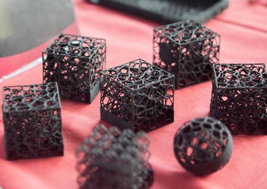 Plastik model 3D yazıcıya yakın plandan basılmış. Polyamide tozundan 3 boyutlu yazıcıda nesneler oluşturuldu. Yeni 3D baskı teknolojisi. Modern katkı sağlayıcı 3D baskı teknolojileri. MJF