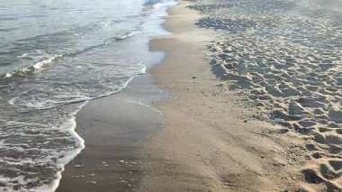 Deniz dalgaları bir sonbahar günü sahilin kumsalında dalgalanır. Hiç kimse. Doğa. Doğal arkaplan