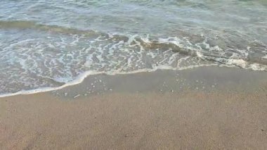 Deniz dalgaları bir sonbahar günü sahilin kumsalında dalgalanır. Hiç kimse. Doğa. Doğal arkaplan