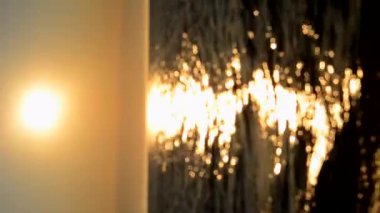 Güzel bir gün doğumu ya da denizde gün batımı. Deniz gün batımı şafağı. Gökyüzünde, denizde ve kumsalda parlak güneş. Deniz dalgalarının yüzeyindeki güneşli yol. Doğal bulanık arka plan. Deniz manzarası işte. Dikey