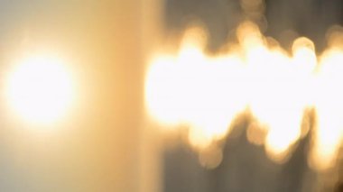 Güzel bir gün doğumu ya da denizde gün batımı. Deniz gün batımı şafağı. Gökyüzünde, denizde ve kumsalda parlak güneş. Deniz dalgalarının yüzeyindeki güneşli yol. Doğal bulanık arka plan. Deniz manzarası işte. Dikey