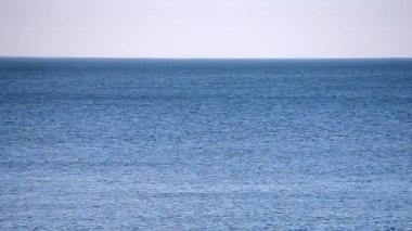 Deniz manzaralı. Deniz Burnu. Deniz manzarası. Deniz manzarası. Mavi deniz yüzeyi, mavi gökyüzü ve gökyüzü. Sakin rüzgarsız hava. Bakış açısı. Hiç kimse. Doğa arkaplanı. Doğal arkaplan